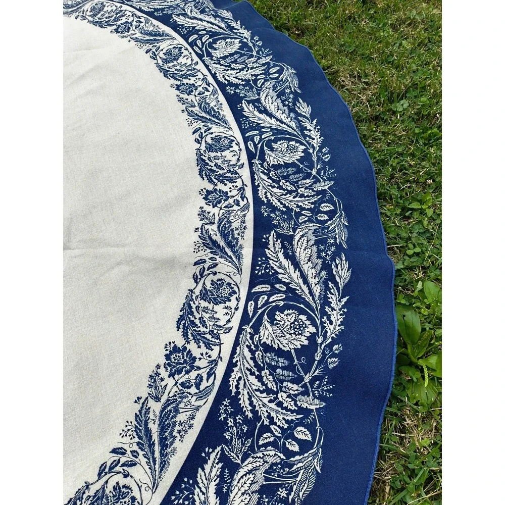 Vintage 1990-Y2K Round Linen Tablecloth 67.5